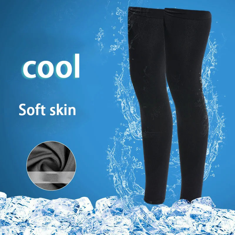 Couvre-jambes noirs de compression dans l'eau, mettant en valeur la peau douce et la protection.