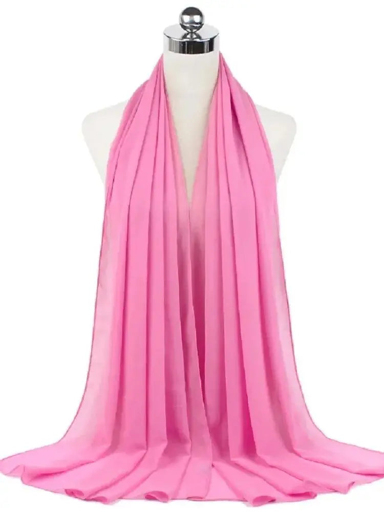 Helles pinkes Chiffon-Hijab-Schal elegant auf einem Mannequin drapiert.