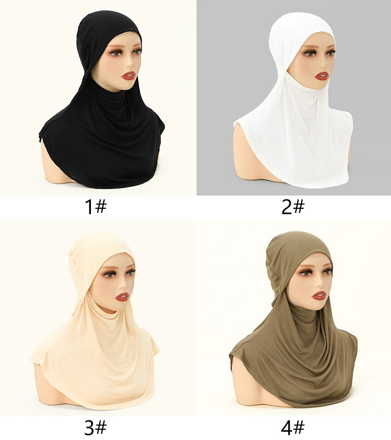Quatre variations de couleurs de foulards instantanés de hijab montrés sur un mannequin.
