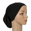 Bonete de hijab de algodón elástico suave y modal negro exhibido en maniquí