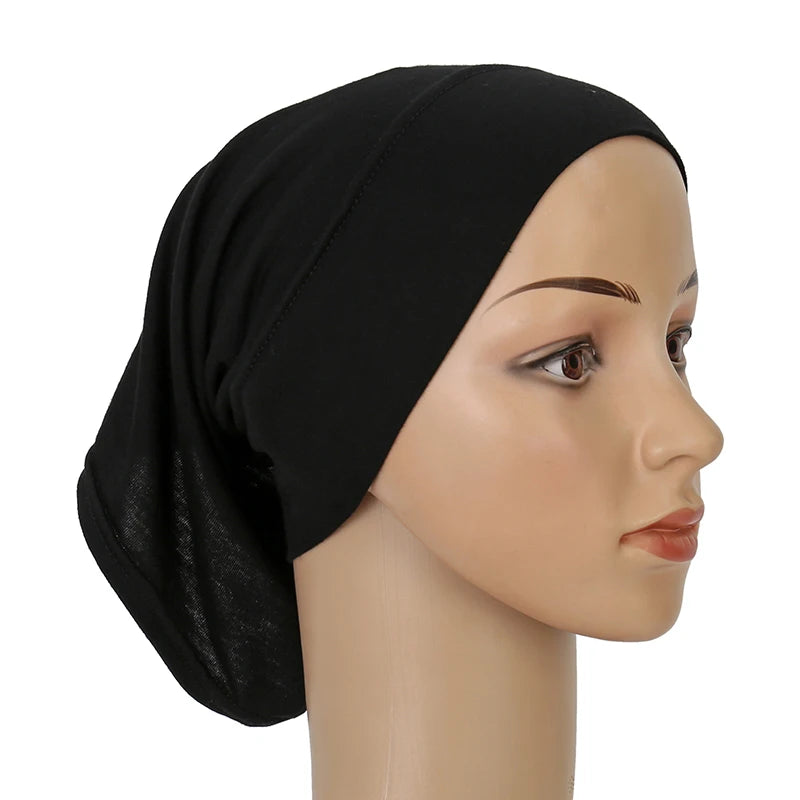Bonete de hijab de algodón elástico suave y modal negro exhibido en maniquí