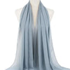 Helles blaues Chiffon-Hijab-Tuch um den Hals einer Mannequin drapiert.