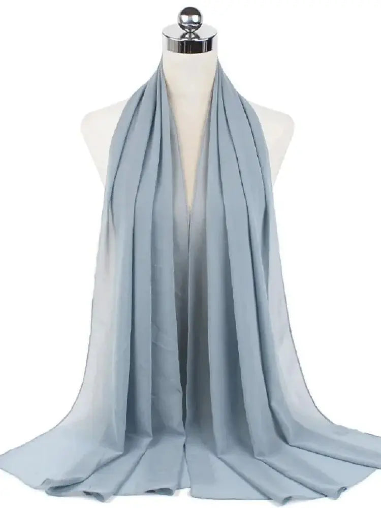 Helles blaues Chiffon-Hijab-Tuch um den Hals einer Mannequin drapiert.