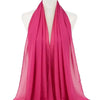 Leuchtend pinker Chiffon-Hijab-Schal auf einem Mannequin.