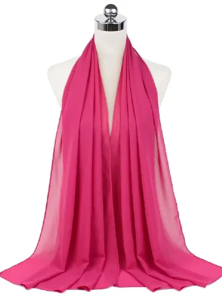 Leuchtend pinker Chiffon-Hijab-Schal auf einem Mannequin.