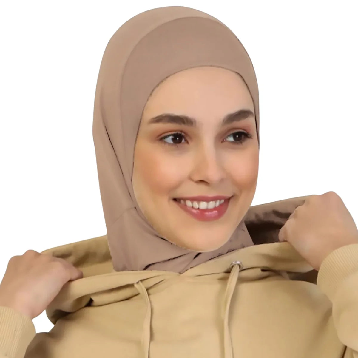 Eine Frau trägt einen beigen, sofort einsatzbereiten Hijab und einen passenden Hoodie.