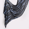 Dunkelgraues Turban-Schal mit blauen Aquarellblumenmustern, elegant drapiert.