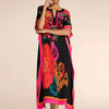 Model trägt ein schwarzes marokkanisches Batwing-Kaftan-Überkleid mit leuchtender floraler Stickerei in rosa, orange und türk