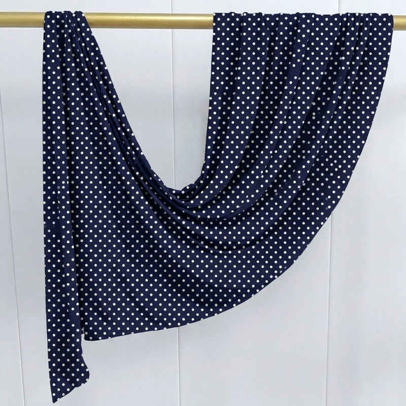Marineblaues Polka-Dot-Jersey-Hijab-Schal über einem Holzbügel