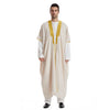 Mann trägt beige Jubba-Thobe Kaftan mit goldenen Zierleisten über einem weißen Hemd.