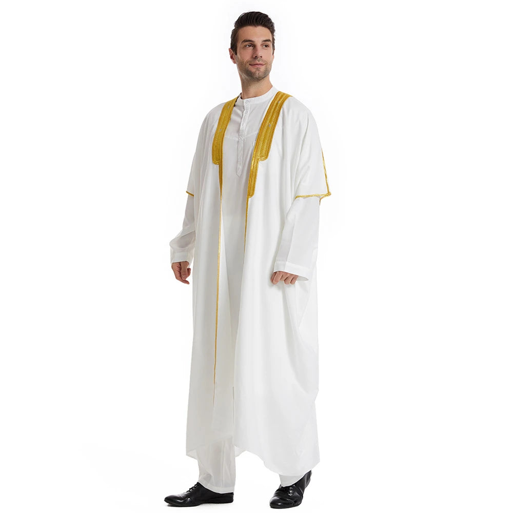 Mann in weißer Jubba-Thobe-Kaftan mit goldenen Zierdetails und schwarzen Schuhen