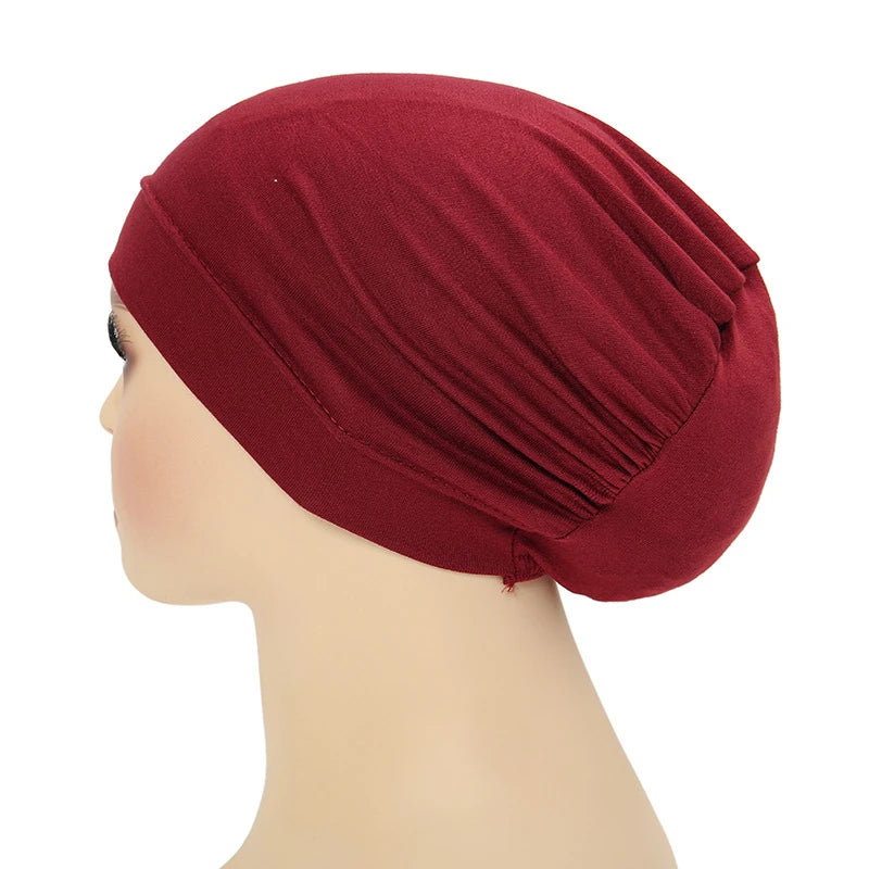 Pañuelo instantáneo color granate en forma de turbante exhibido en un maniquí de cabeza.