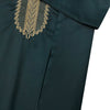 Nahaufnahme des Ärmeldetails eines dunkeltealen bestickten Herrenjubbah-Thobes.
