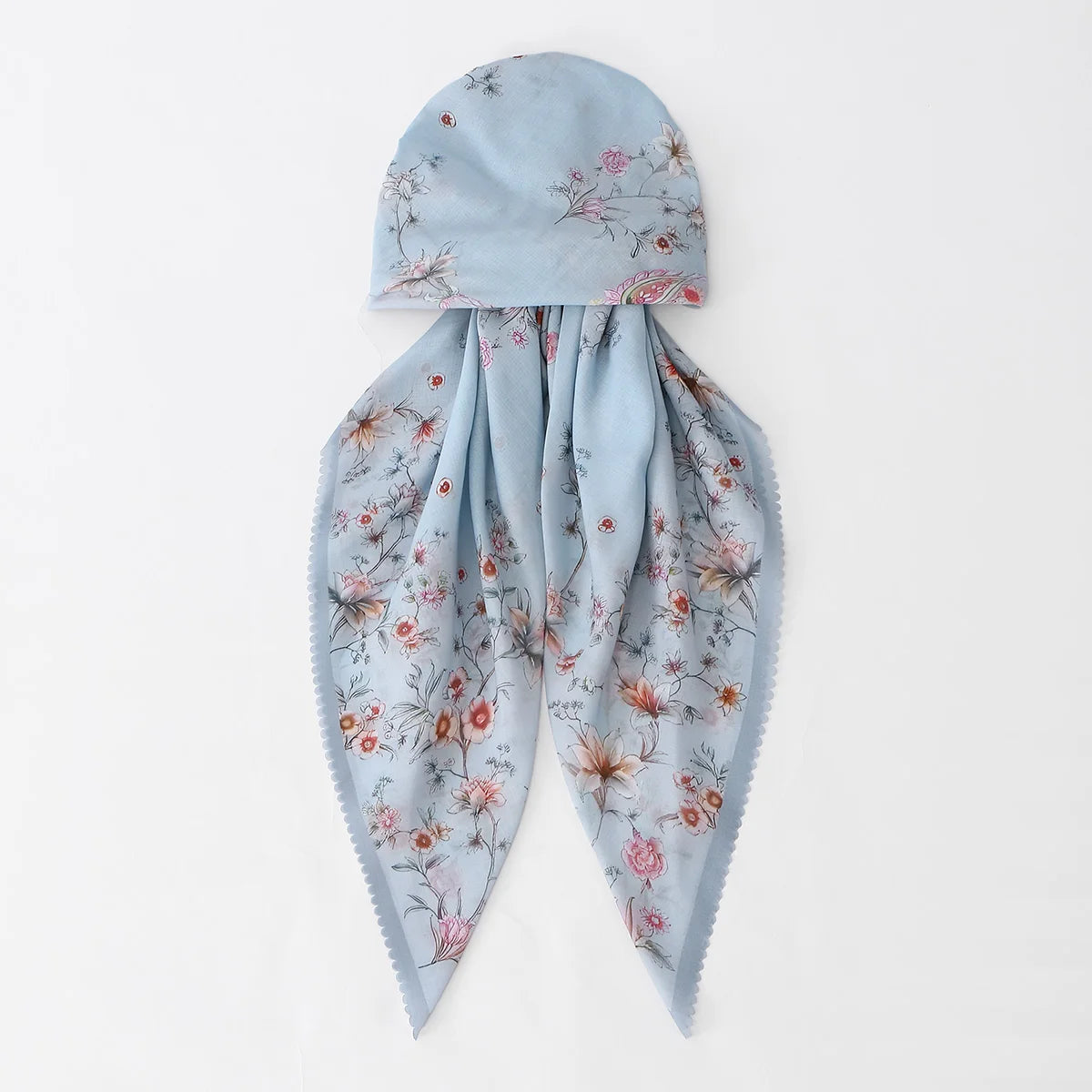 Hellblaue Blumenmuster-Voile-Hijab mit gefalteter Umwicklung