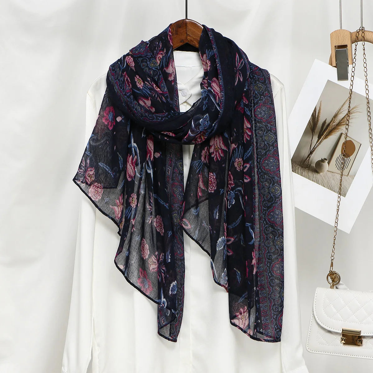 Pañuelo de algodón viscosa estampado azul oscuro drapeado alrededor de una camisa blanca.
