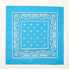 Un tissu bleu carré avec des motifs paisley blancs complexes et un motif central carré.
