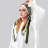 Une femme portant un foulard instant anti-slip en satin blanc imprimé avec des accents verts, orange et rose.