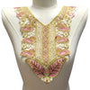 Parche de collar bordado con cuentas hecho a mano, con patrones florales rosa y dorado en una prenda blanca.