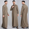 Drei Modelle tragen beigefarbene Herren-Islam Jalabiya Thobe Kaftan in einer Ganzkörperaufnahme.