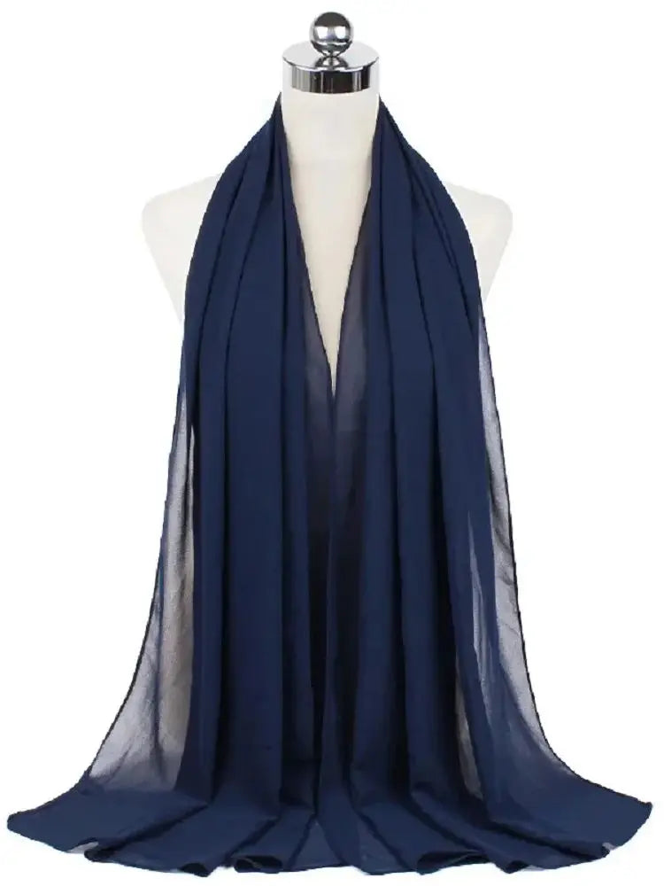 Dunkelblaue Chiffon-Hijab-Schal um den Hals einer Mannequin drapiert.