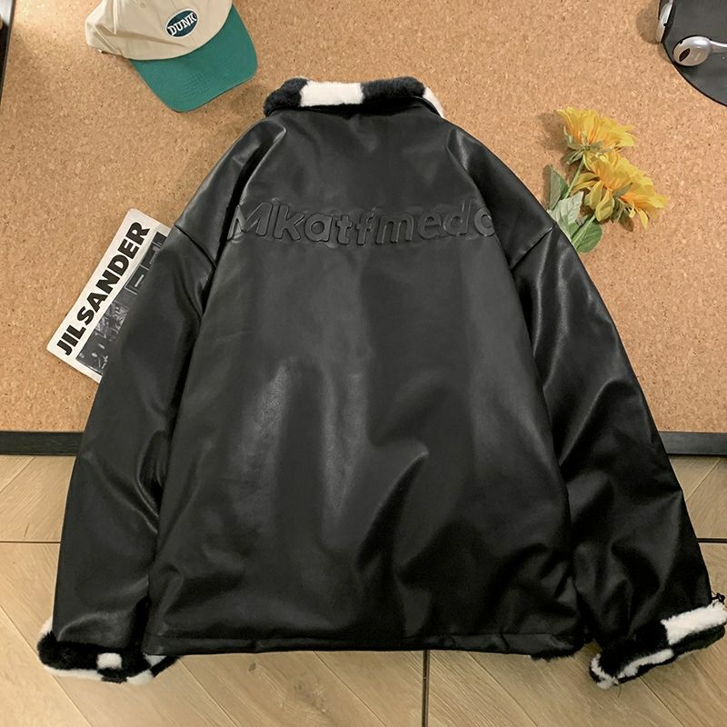 Parka de cuero negro para mujer con estampado a cuadros de invierno, vista desde atrás y ribete de piel blanca.