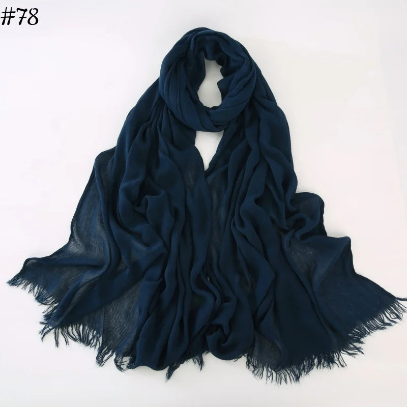 Foulard hijab en viscose coton bleu foncé avec franges et pompon