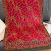 Pañuelo pashmina rojo vibrante de lujo con intrincados bordados dorados y detalles de flecos.