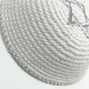 Gros plan d'une kippah ou yarmulke en tricot gris juive avec un motif décoratif.