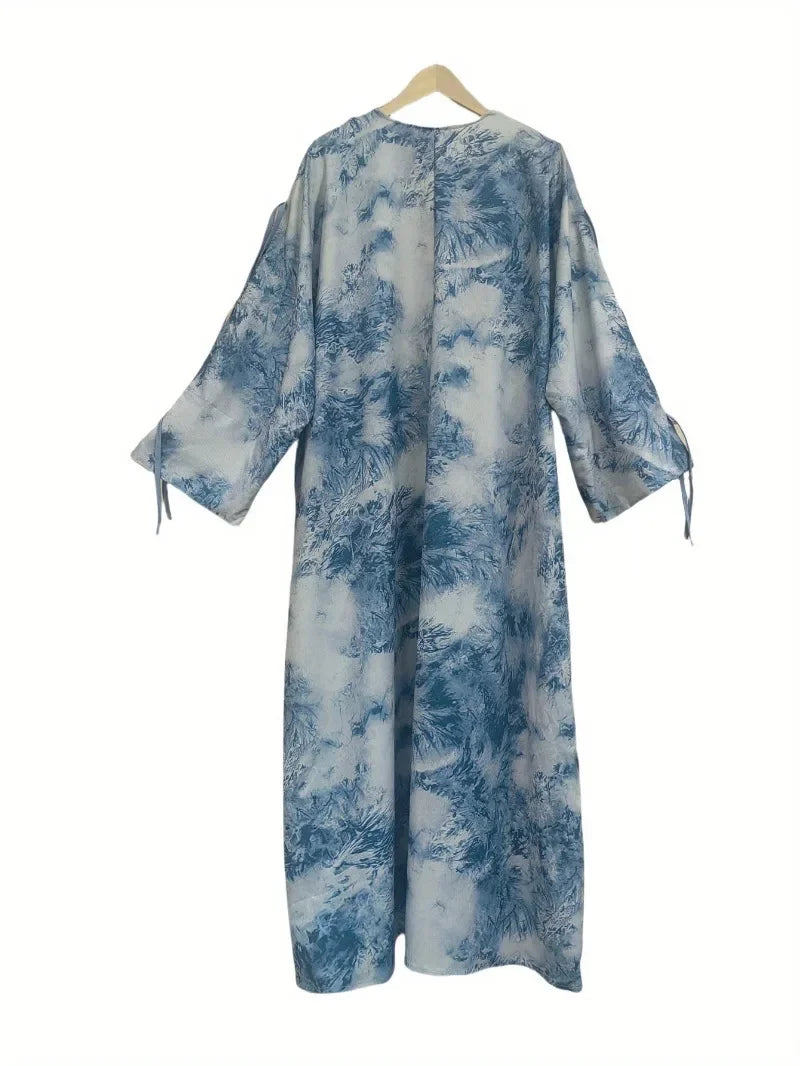 Langes, fließendes Tie-Dye-Abaya-Kaftan für Damen in Blau-Weiß-Mustern.