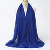 Ein königsblaues Chiffon-Hijab-Schal elegant auf einem Mannequin drapiert.