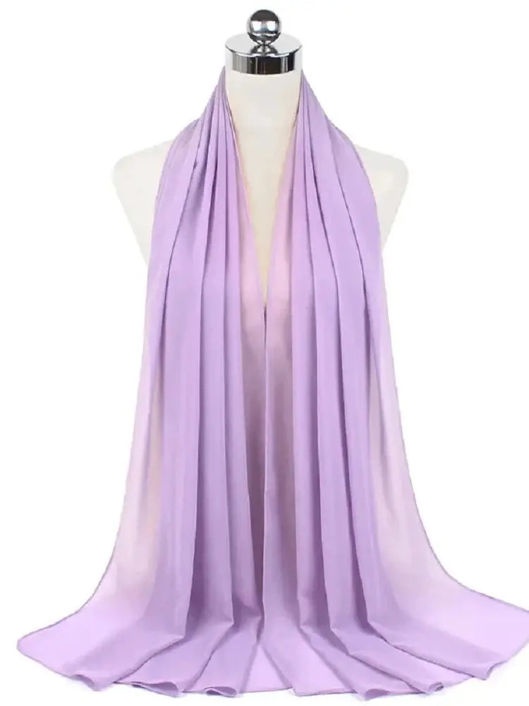 Elegantes, sattes Lilafarbensatzhجابشال-Tuch über einem Mannequin drapiert