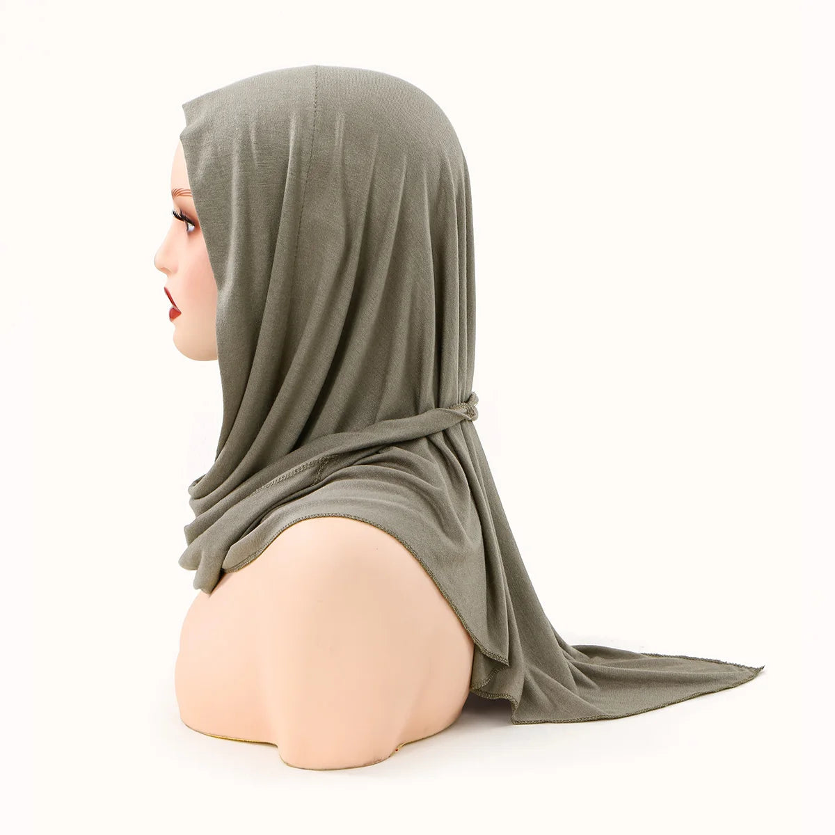 Model trägt einen olivgrünen Jersey-Hijab, von hinten und seitlich sichtbar.