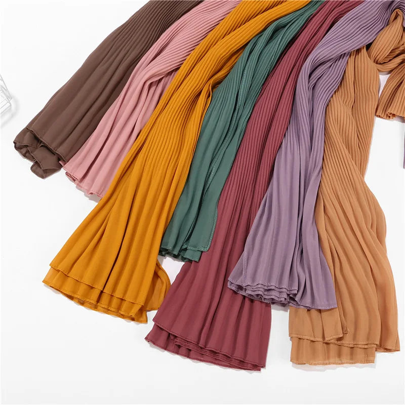 Eine Sammlung von Crinkle-Chiffon-Hijab-Schals in verschiedenen Erdtönen wie Braun, Pink, Senfgelb, Olivgrün und Mauve