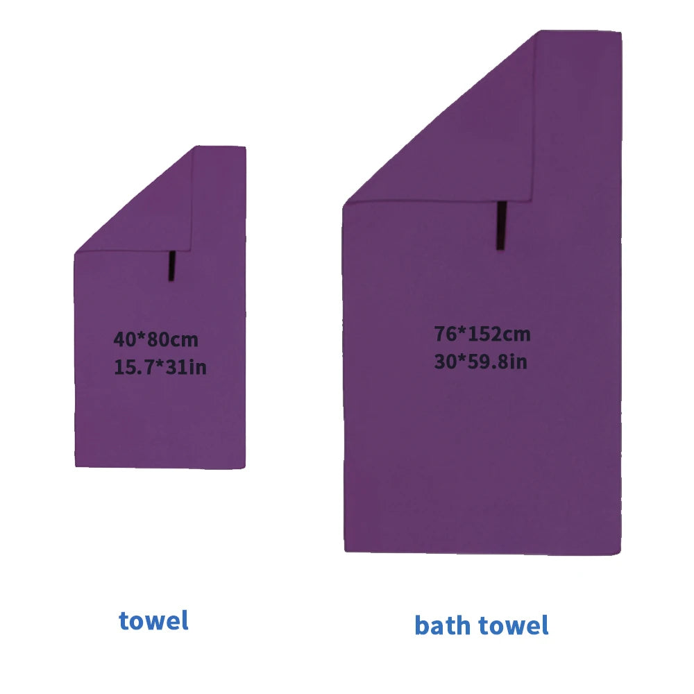 Une serviette de bain violette et une serviette violette sont montrées côte à côte.