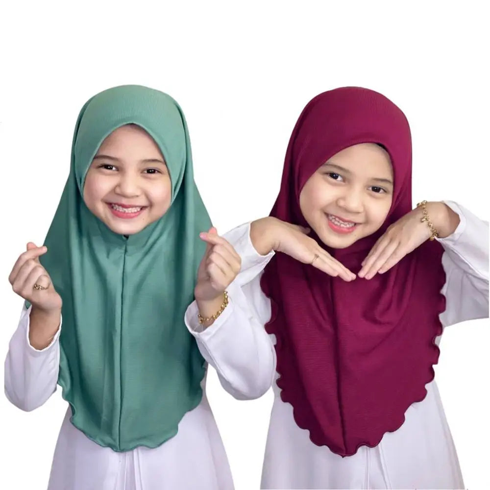 Dos chicas usando pañuelos de hijab de Ramadán en verde y granate