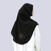 Écharpe hijab noire avec un motif de rose brodée dorée portée par une femme.