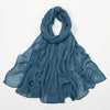 Étole en crêpe de rayon bleu profond drapée autour du cou et étalée.