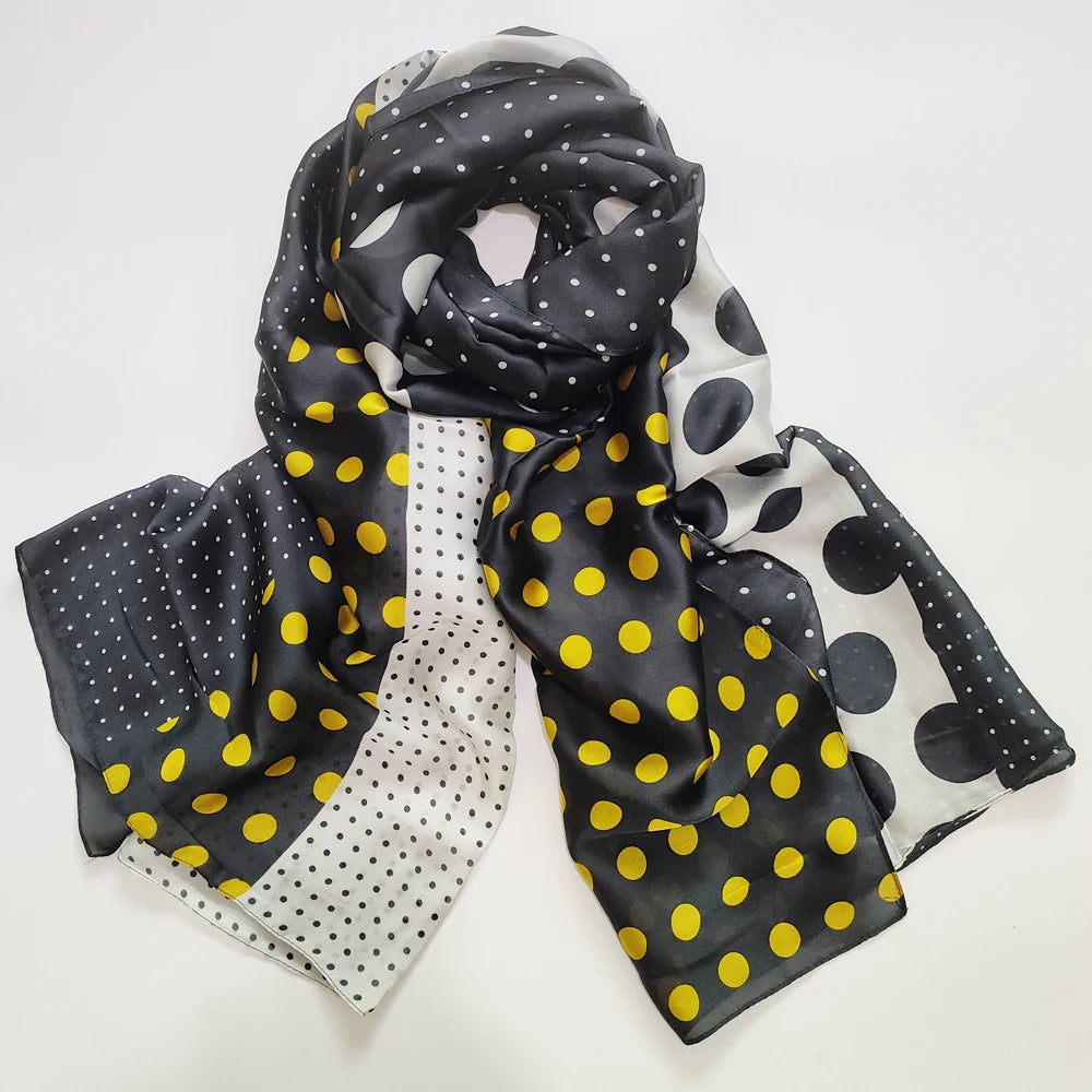 Schwarzes und gelbes Polka-Dot-Seidenschal, in einem Knoten gebunden.