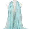 Helles mintgrünes Chiffon-Hijab-Schal, um den Hals eines Mannequins gewickelt.