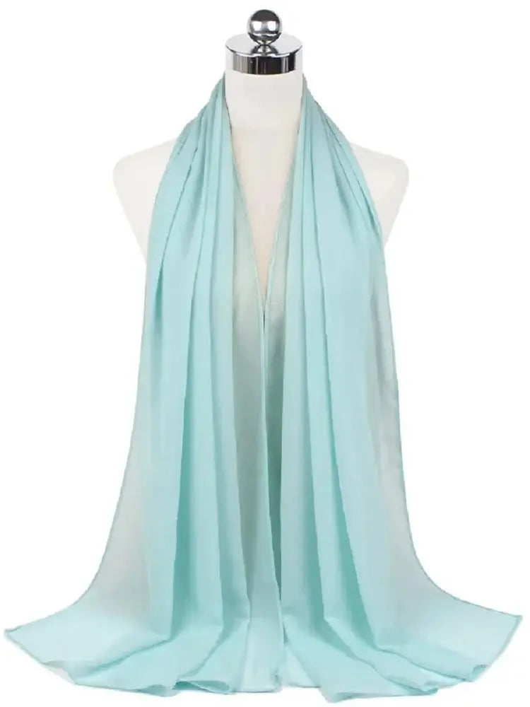 Helles mintgrünes Chiffon-Hijab-Schal, um den Hals eines Mannequins gewickelt.