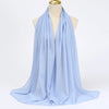 Helles blaues Chiffon-Hijab-Tuch um den Hals einer Mannequin drapiert.