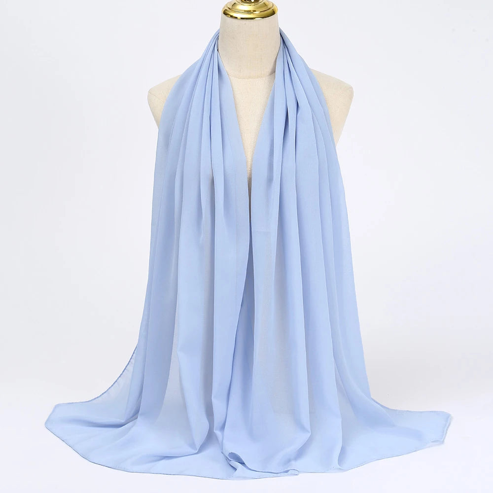 Helles blaues Chiffon-Hijab-Tuch um den Hals einer Mannequin drapiert.