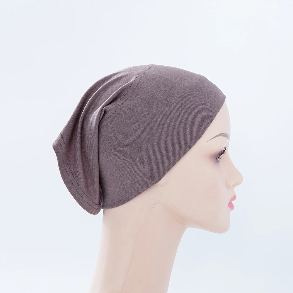 Nahaufnahme einer mauvenen Bambus-Jersey-Turbanmütze auf einem Mannequin-Kopf.