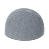 Gorro o gorra de punto redondo y gris con patrón de tejido abierto.