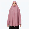 Eine Frau trägt eine pudrigen Rosé-Abaya mit innerer Hijab.