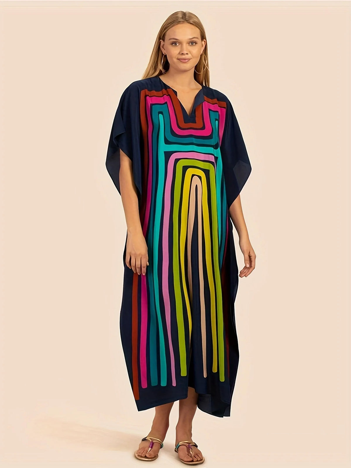 Eine Frau modelliert ein farbenfrohes, gestreiftes marokkanisches Batwing-Kaftan-Überkleid in Blau-, Grün-, Rosa- und Violett