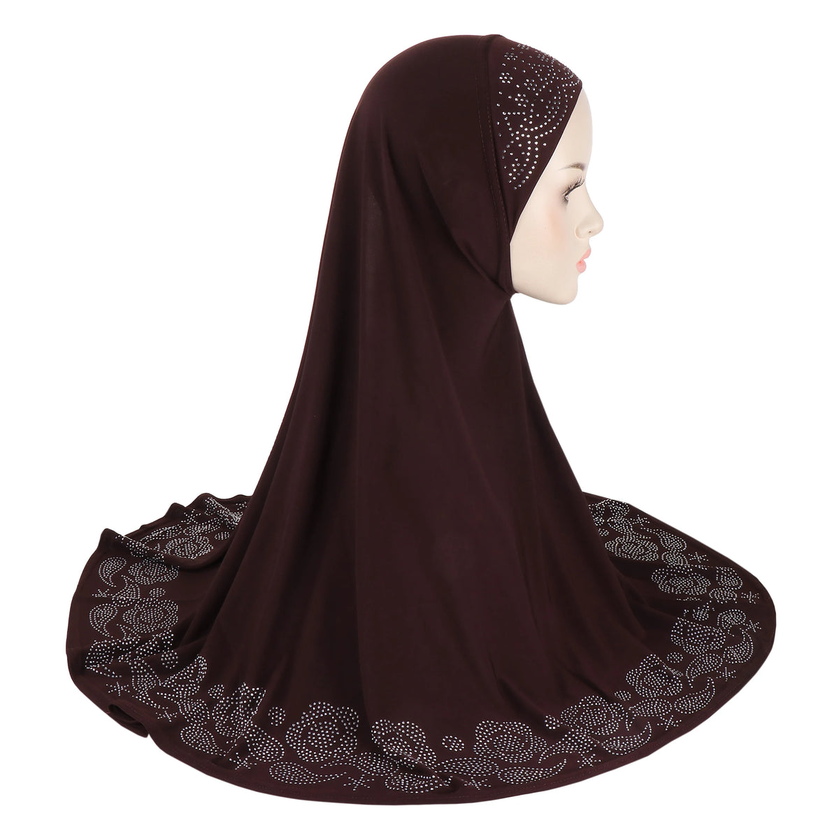 Pañuelo hijab de pedrería floral marrón oscuro usado por una modelo, visto de perfil.