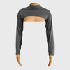 Ein Modell trägt eine graue elastische Modal-Jersey-Schulterjacke für Bedeckung.