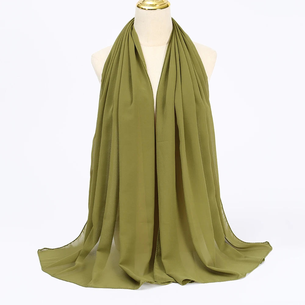 Ein in Olivgrün drapierter Chiffon-Hijab-Schal auf einem Mannequin.