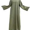 Vestido kaftan largo y suelto en tela verde oliva, exhibido en maniquí.